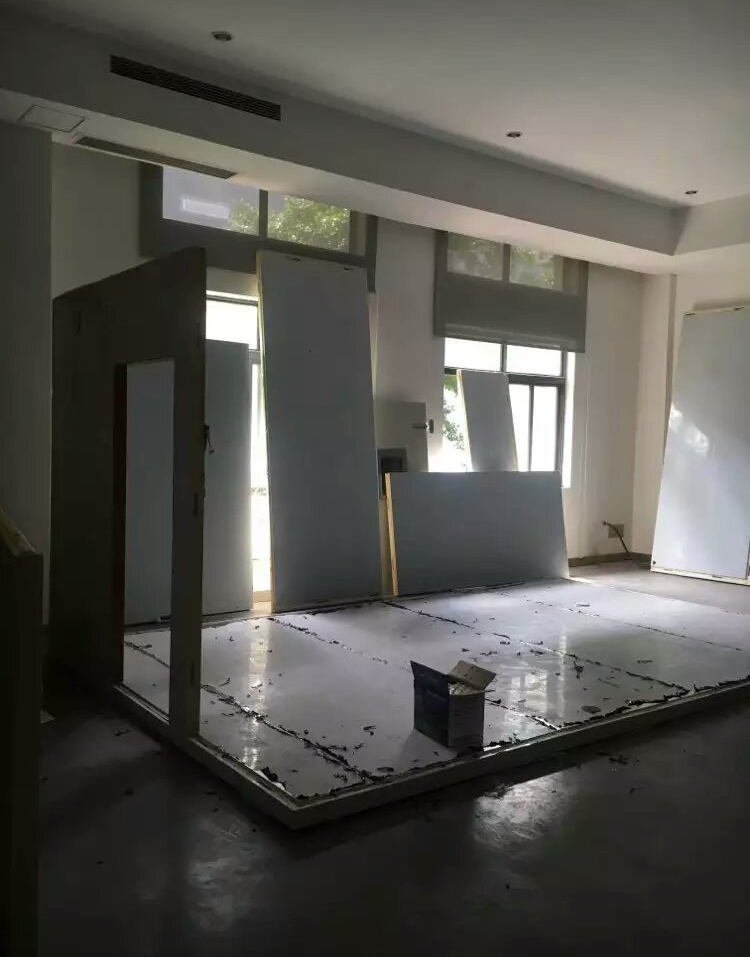 正航專業(yè)負責的工程師認真細致的安裝設(shè)備、組裝外殼到安裝框架，再到擰緊螺