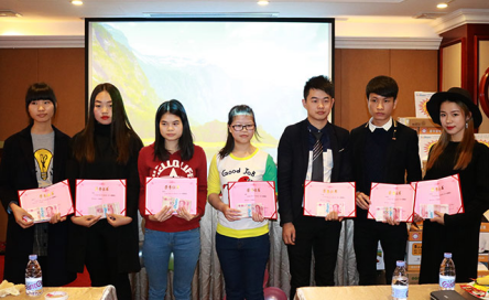 正航儀器7名獲得年度職工榮譽(yù)稱號(hào)的員工合拍照片