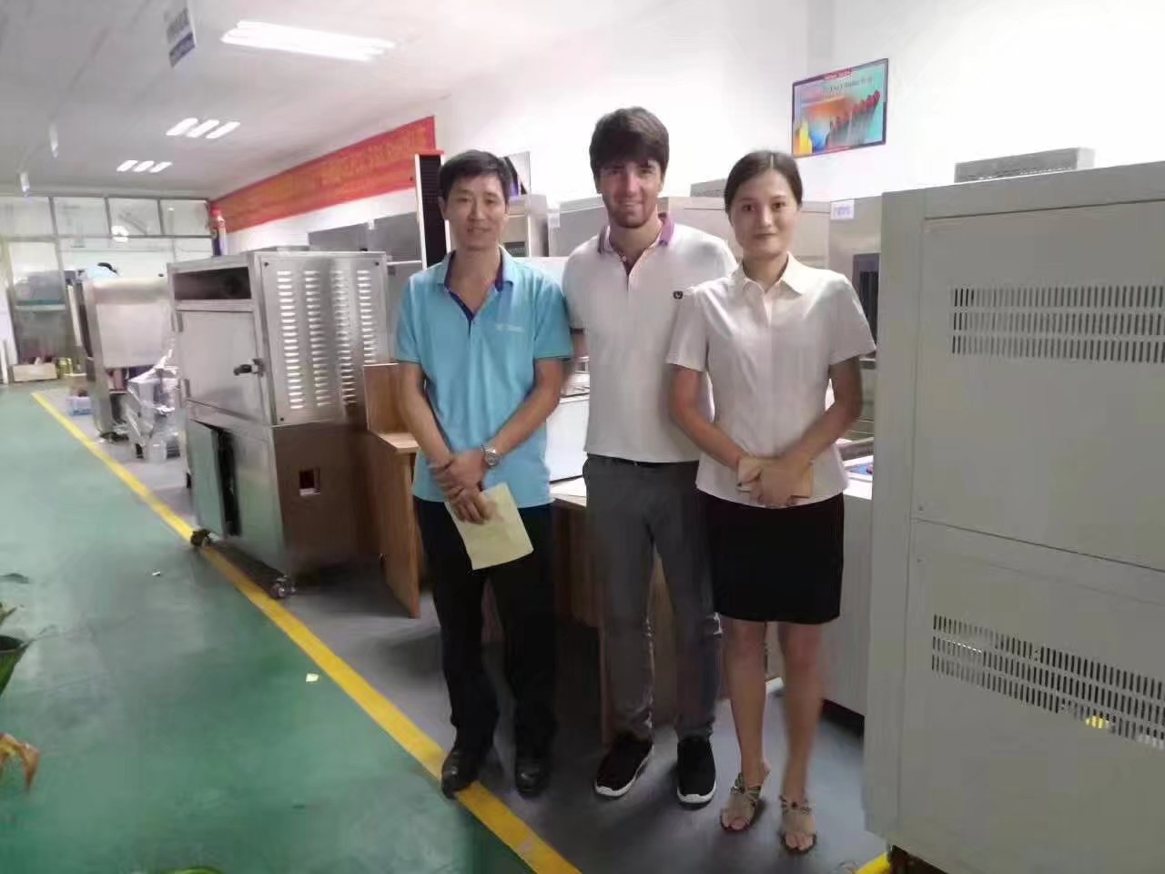 業(yè)務(wù)同事及工程師為意大利客戶(hù)講解設(shè)備并一起合影留照