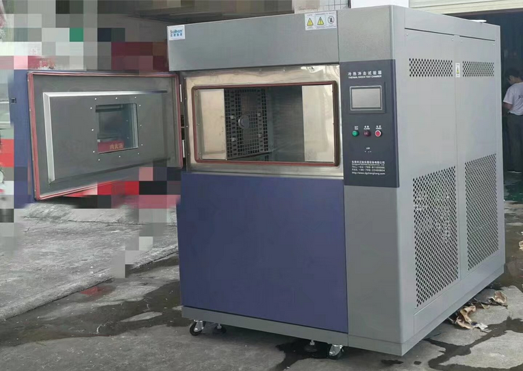 客戶訂購(gòu)三箱水冷式冷熱沖擊試驗(yàn)箱開門圖